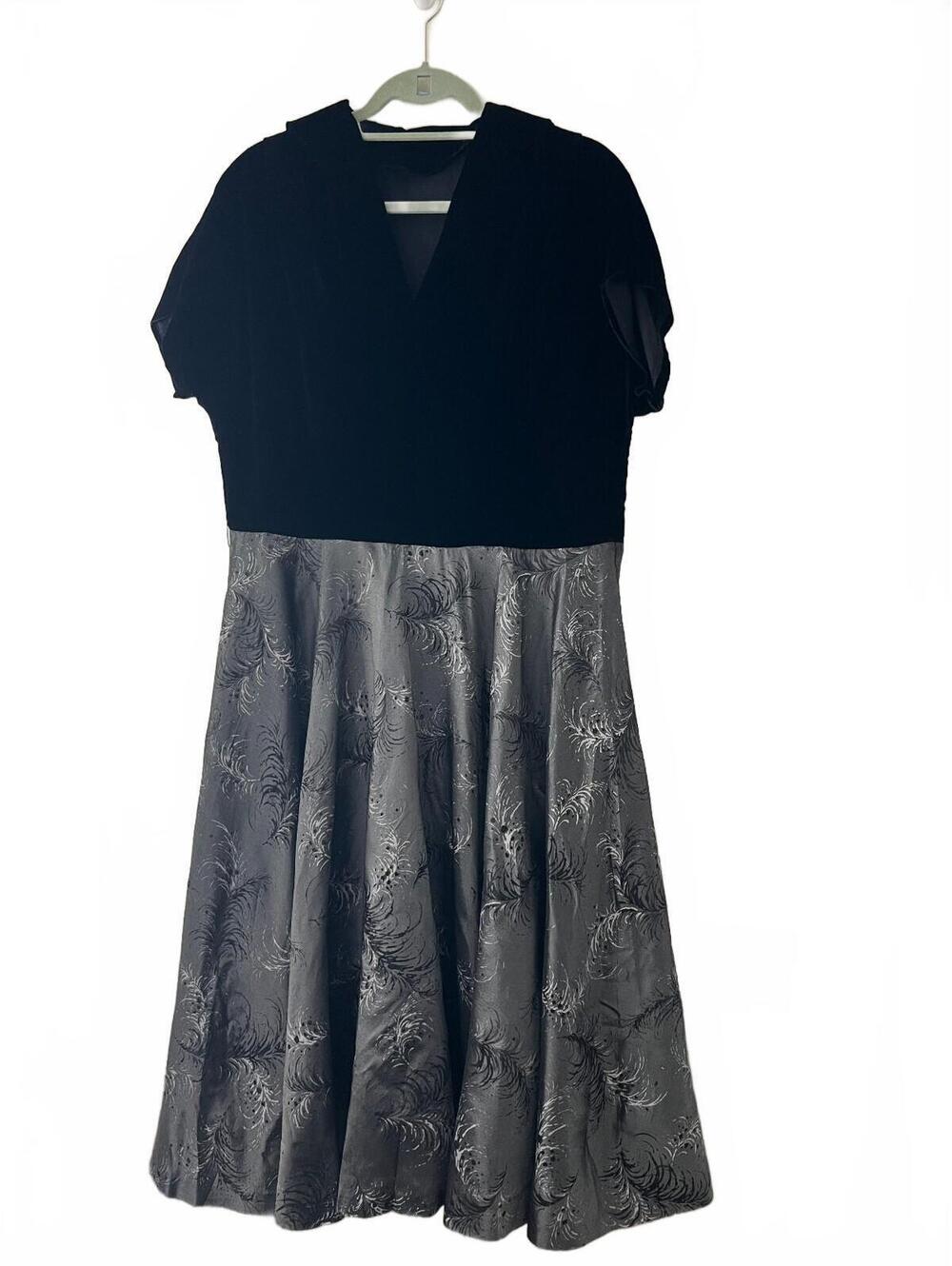 Vintage Elegant Black Velvet and Silver Patterned Midi Dress with V-Neck L